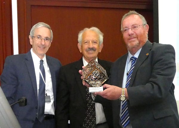 Pres. Hershkowitz receiving award