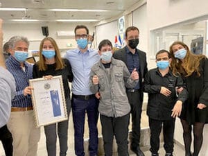 Keilim Shluvim group with award certificate